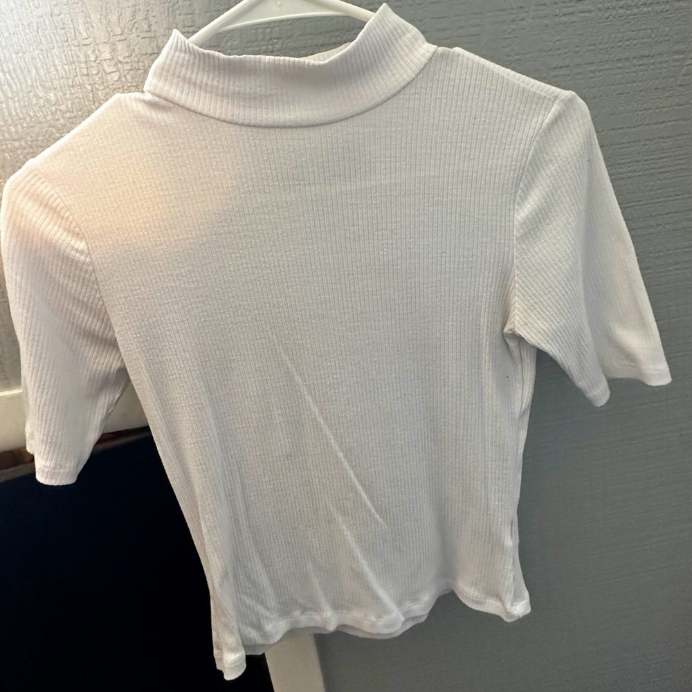 White tee